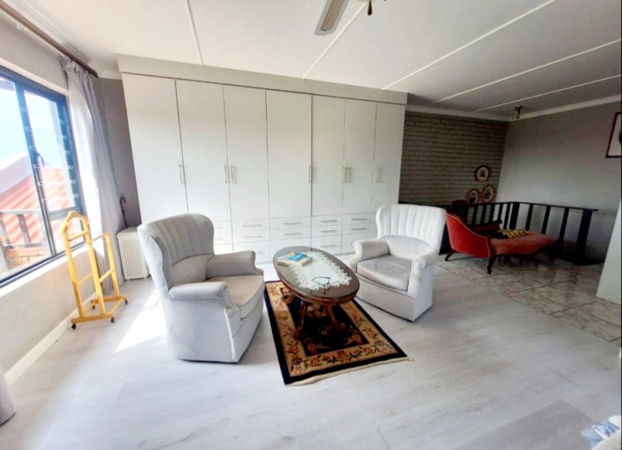 4 Bedroom Property for Sale in Boggomsbaai Western Cape